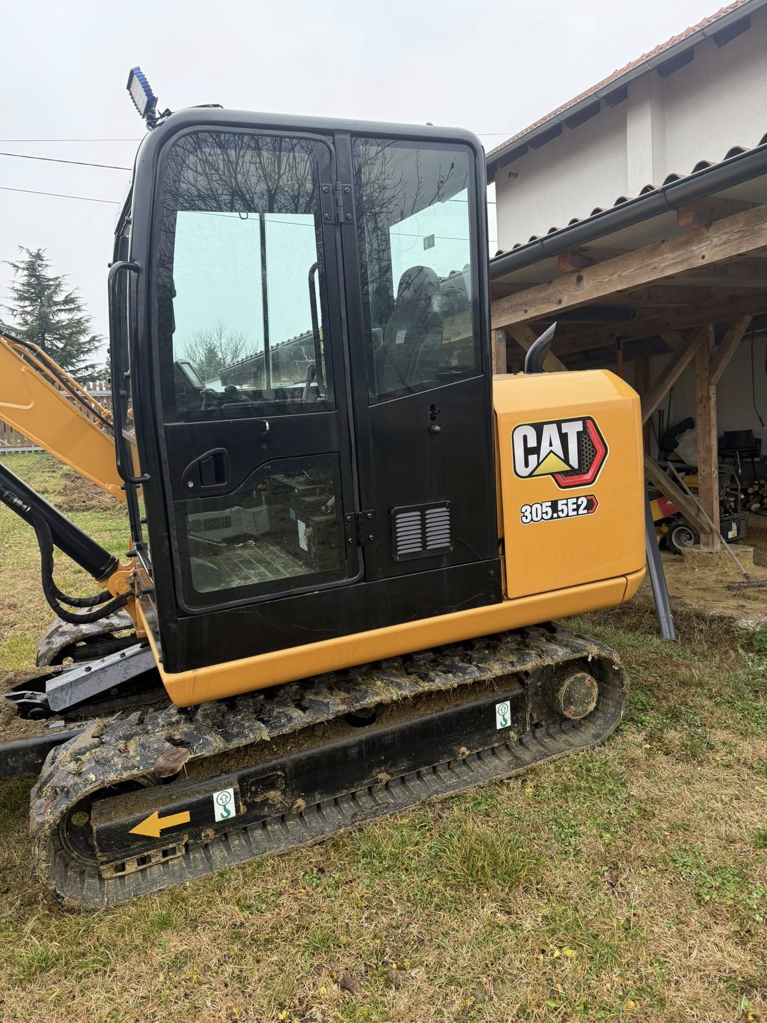 Mini bager Petrović iskopi pri ravnanju i uređenju dvorišta